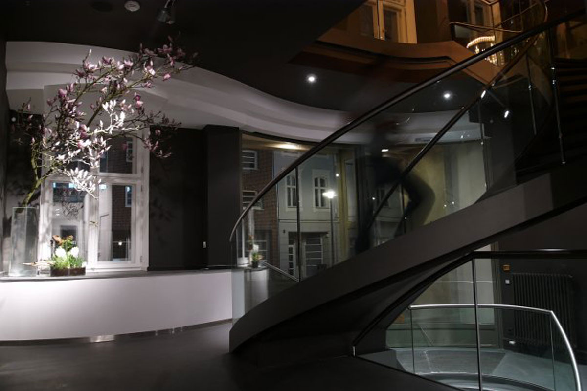 Gebogene Stahl-Glas-Treppe, Foto: Köstlin