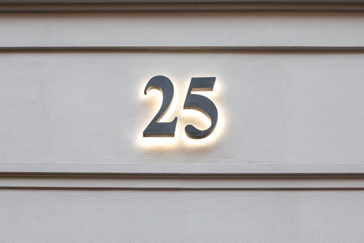 Baubronze-Hausnummer beleuchtet, Foto: 16elements