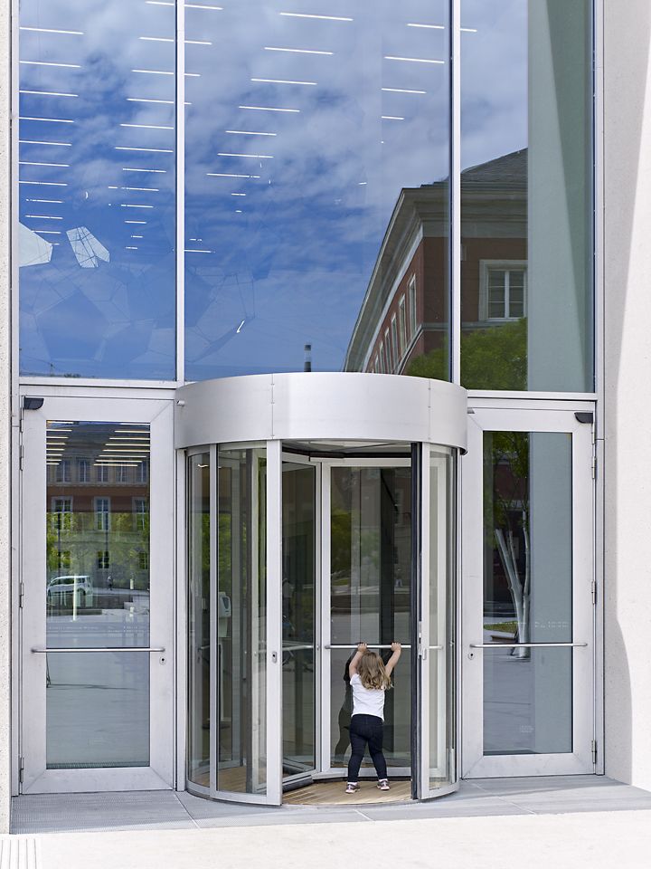 Eingangsfassade Stahl-Glas mit Galvalumeblech verkleidet, Foto: Guido Erbring